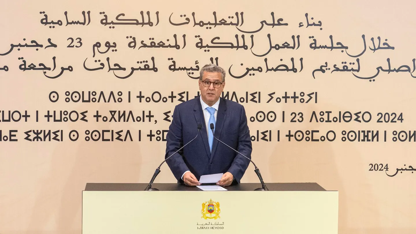 Marruecos mantiene la poligamia en caso de enfermedad o esterilidad de la mujer y eleva la edad de matrimonio a 18 años Aziz Akhannouch, primer ministro de Marruecos durante la presentación de la norma