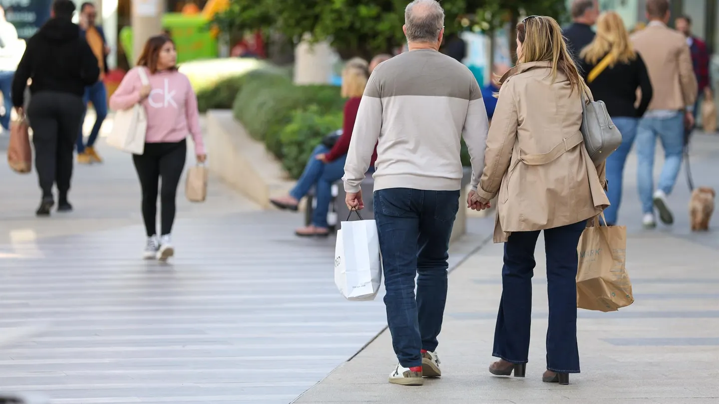 Varias personas van de compras por el centro de Palma Varias personas van de compras por el centro de Palma