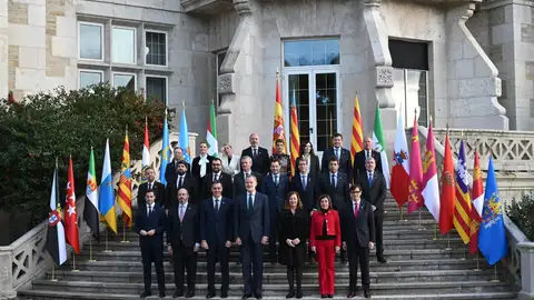 El presidente del Gobierno, Pedro Sánchez y el Rey, Felipe VI, en el centro de la imagen durante la foto de familia a su llegada a la XXVII Conferencia de Presidentes, en el Palacio de la Magdalena, a 13 de diciembre de 2024, en Santander, Cantabria El presidente del Gobierno, Pedro Sánchez y el Rey, Felipe VI, en el centro de la imagen durante la foto de familia a su llegada a la XXVII Conferencia de Presidentes, en el Palacio de la Magdalena, a 13 de diciembre de 2024, en Santander, Cantabria