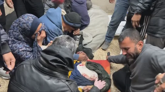 Bombas, hambruna y sin atisbo de paz: así es la segunda Navidad en Gaza bajo los ataques de Israel Civiles gazatíes rodean a un herido