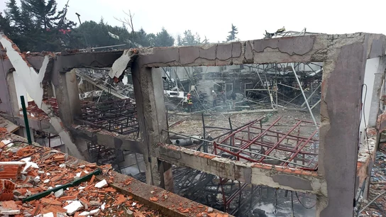 Los bomberos trabajan en el lugar después de una explosión en una fábrica en Balikesir, Turquía. Los bomberos trabajan en el lugar después de una explosión en una fábrica en Balikesir, Turquía.