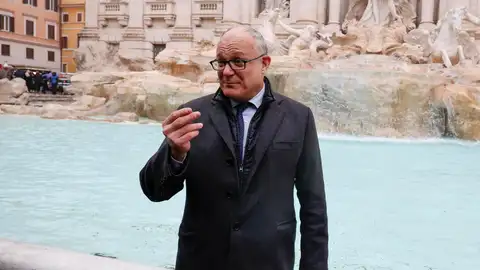 El alcalde de Roma, Roberto Gualtieri, tirando una moneda a la fuente El alcalde de Roma, Roberto Gualtieri, tirando una moneda a la fuente