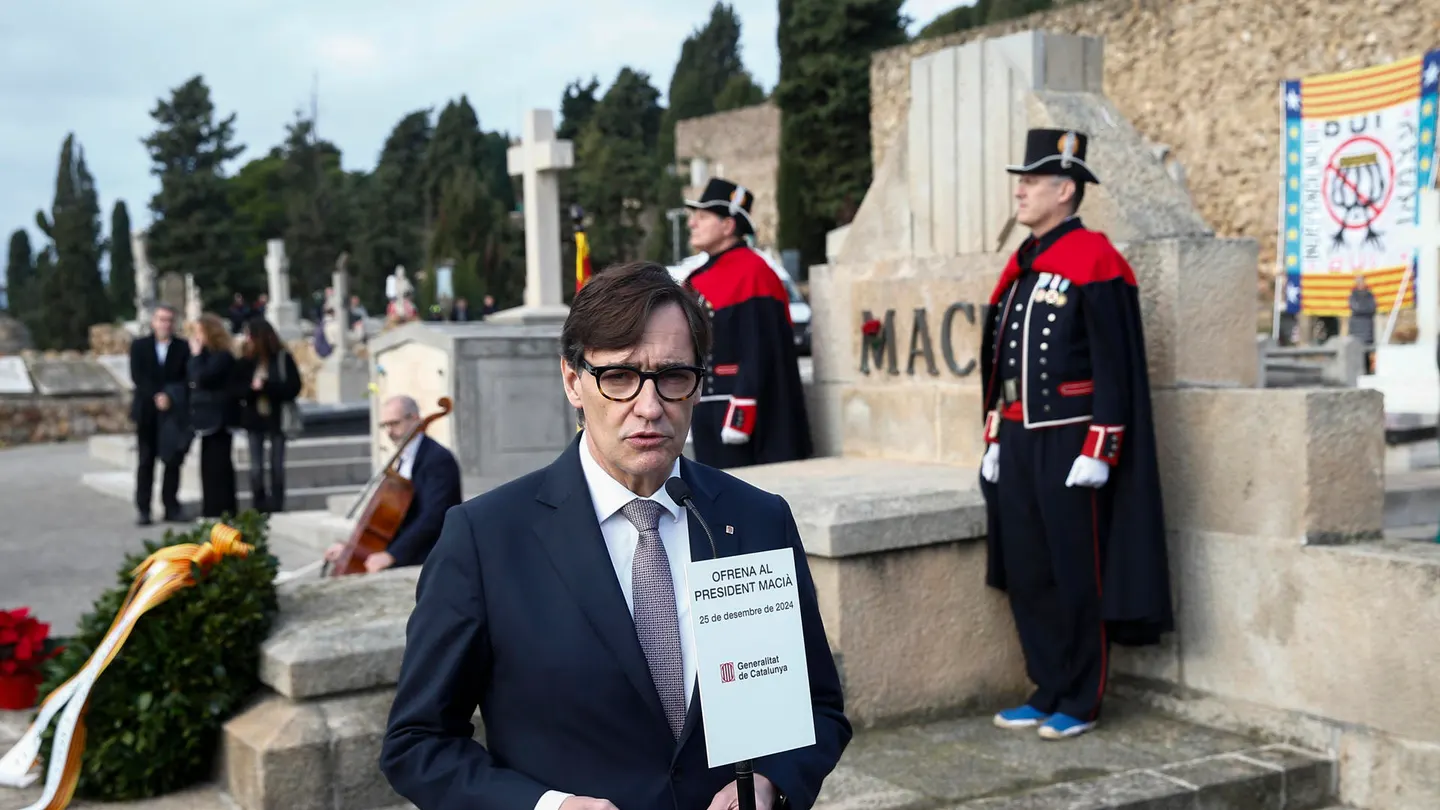 El presidente de la Generalitat de Cataluña, Salvador Illa, encabeza la ofrenda floral del Govern ante la tumba del expresidente catalán Francesc Macià. El presidente de la Generalitat de Cataluña, Salvador Illa, encabeza la ofrenda floral del Govern ante la tumba del expresidente catalán Francesc Macià.