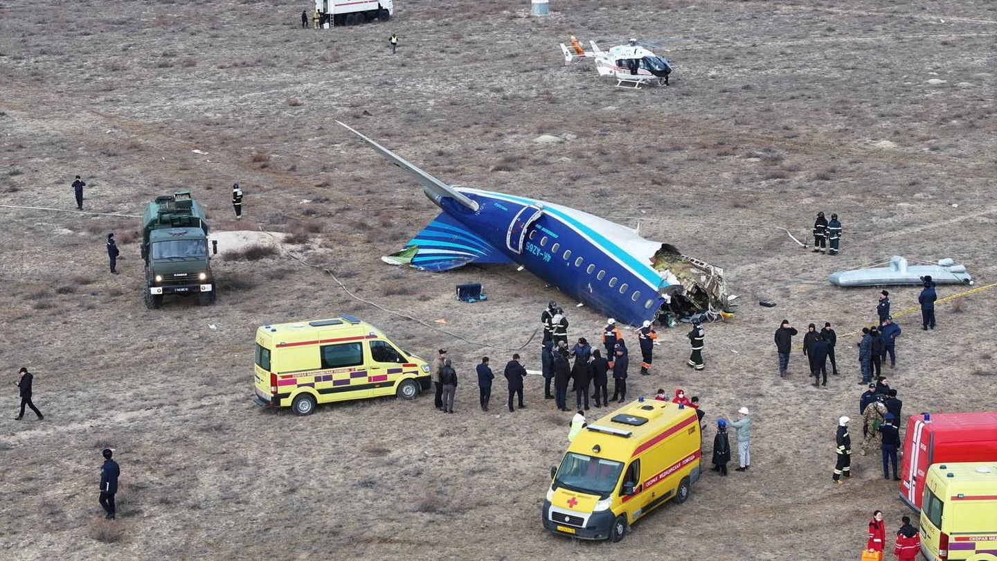 Imagen del avión siniestrado, rodeado por los servicios de emergencias y autoridades de Kazajistán Imagen del avión siniestrado, rodeado por los servicios de emergencias y autoridades de Kazajistán