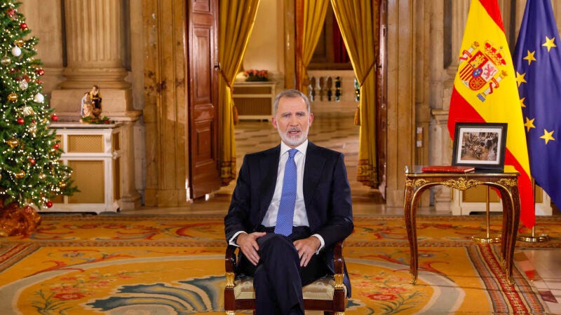 Felipe VI en su tradicional mensaje de Navidad, grabado en el Salón de Columnas del Palacio Real. 