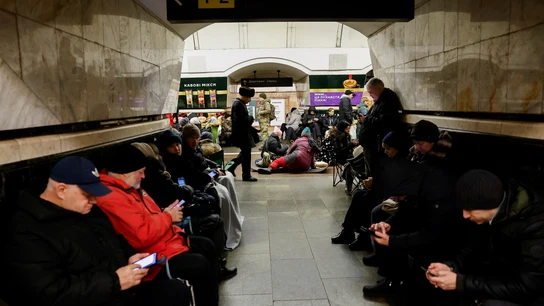 La gente se refugia en una estación de metro durante una alerta de ataque aéreo en Navidad La gente se refugia en una estación de metro durante una alerta de ataque aéreo en Navidad