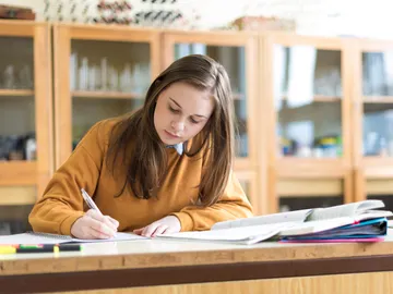 Joven estudiando Joven estudiando