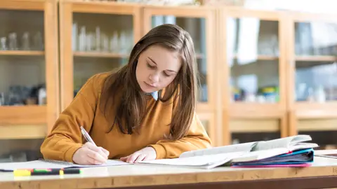 Joven estudiando Joven estudiando