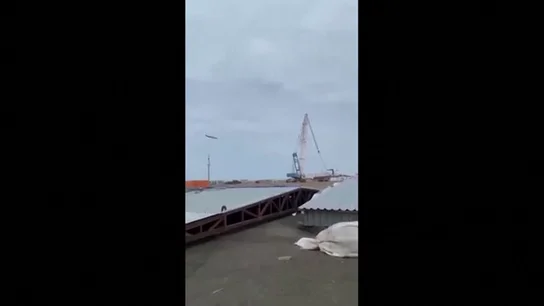 Imágenes del momento en el que un avión con 67 personas a bordo se estrella junto al aeropuerto de Aktau Imágenes del momento en el que un avión con 67 personas a bordo se estrella junto al aeropuerto de Aktau