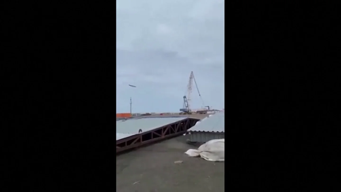 Imágenes del momento en el que un avión con 67 personas a bordo se estrella junto al aeropuerto de Aktau Imágenes del momento en el que un avión con 67 personas a bordo se estrella junto al aeropuerto de Aktau