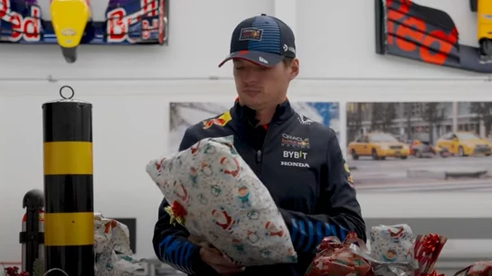 Los regalos de Max Verstappen por Navidad con 'palito' a la FIA Los regalos de Max Verstappen por Navidad con 'palito' a la FIA