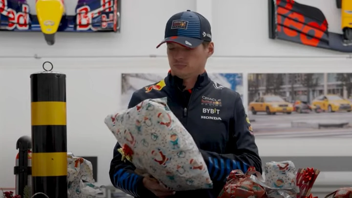 Los regalos de Max Verstappen por Navidad con 'palito' a la FIA Los regalos de Max Verstappen por Navidad con 'palito' a la FIA