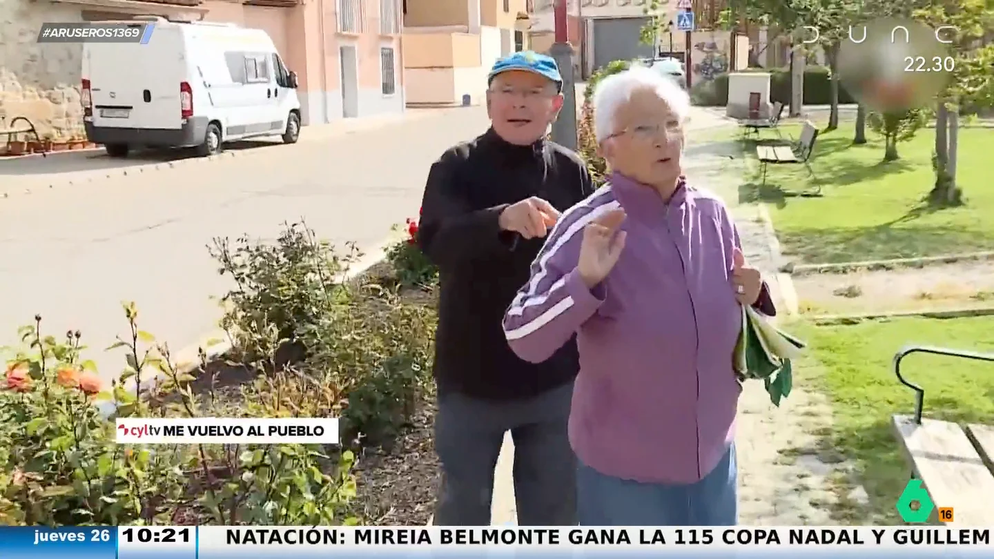 El divertido chiste de un anciano a su mujer en 'Me vuelvo al pueblo': "Cruz la mía, la que tengo que cargar a cuestas" El divertido chiste de un anciano a su mujer en 'Me vuelvo al pueblo': "Cruz la mía, la que tengo que cargar a cuestas"
