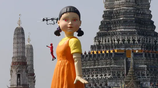La muñeca más grande del mundo de 'Gokova', de la serie 'El Juego del Calamar' es vista en el río Chao en frente del templo Wat Arun en Bangkok, Tailandia este sábado durante un acto promocional de la serie. La muñeca más grande del mundo de 'Gokova', de la serie 'El Juego del Calamar' es vista en el río Chao en frente del templo Wat Arun en Bangkok, Tailandia este sábado durante un acto promocional de la serie.