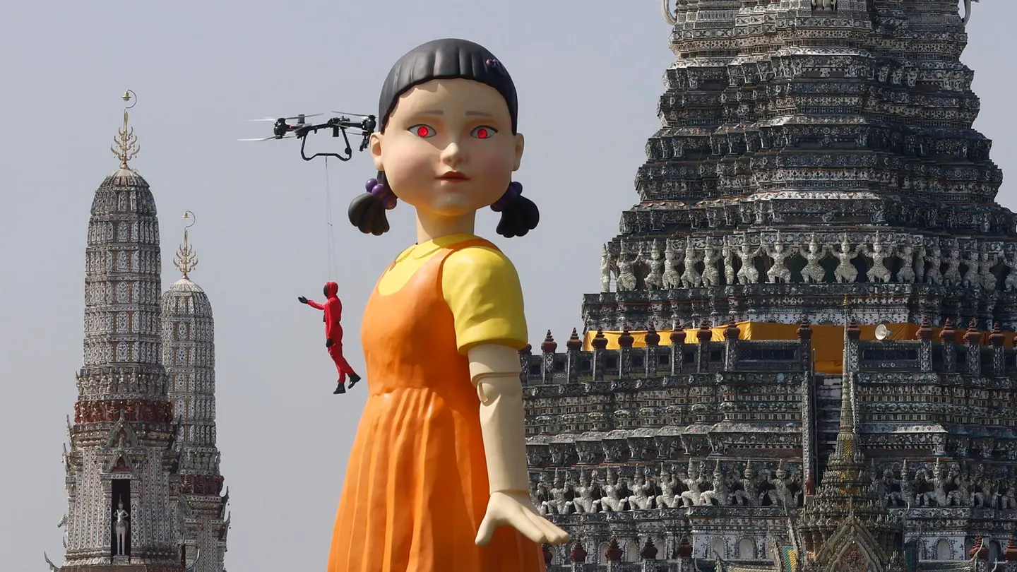 La muñeca más grande del mundo de 'Gokova', de la serie 'El Juego del Calamar' es vista en el río Chao en frente del templo Wat Arun en Bangkok, Tailandia este sábado durante un acto promocional de la serie. La muñeca más grande del mundo de 'Gokova', de la serie 'El Juego del Calamar' es vista en el río Chao en frente del templo Wat Arun en Bangkok, Tailandia este sábado durante un acto promocional de la serie.