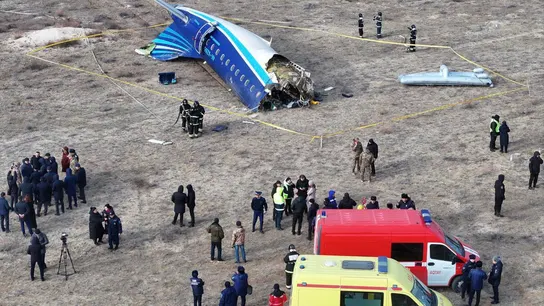 Servicios de emergencias trabajan en el lugar del siniestro aéreo cerca de Aktau (Kazajistán) Servicios de emergencias trabajan en el lugar del siniestro aéreo cerca de Aktau (Kazajistán)