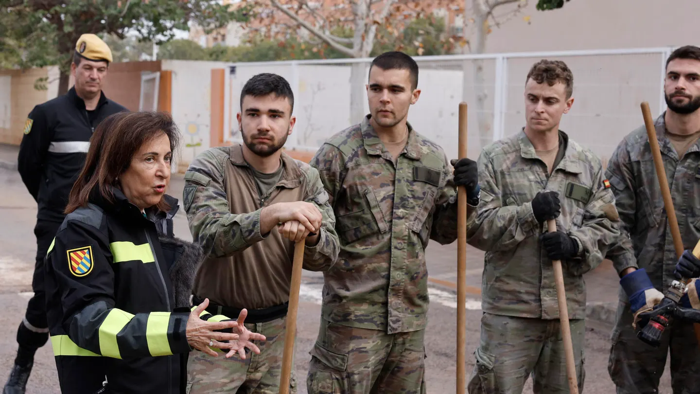 Margarita Robles, ministra de Defensa, junto con militares en Picanya Margarita Robles, ministra de Defensa, junto con militares en Picanya
