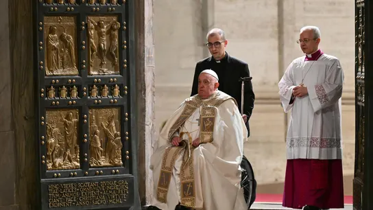 El Papa Francisco abre la Puerta Santa de la Basílica de San Pedro en el Vaticano para marcar el inicio del Año Jubilar. El Papa Francisco abre la Puerta Santa de la Basílica de San Pedro en el Vaticano para marcar el inicio del Año Jubilar.