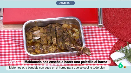 La 'escandalosa' paletilla de cordero al horno de Carlos Maldonado: ideal para Nochevieja y menos calórica de lo que parece Carlos Maldonado da su toque personal a todo un clásico de las cenas navideñas: la paletilla al horno. En este vídeo, explica paso a paso cómo prepararla fácilmente y que la carne se despegue del hueso "solo con una cuchara".