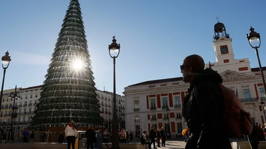 Una persona paseando por la plaza de Sol (Madrid) Una persona paseando por la plaza de Sol (Madrid)