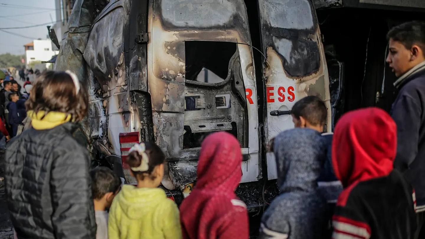 Vehículo de prensa destruido tras el ataque israelí. Vehículo de prensa destruido tras el ataque israelí.