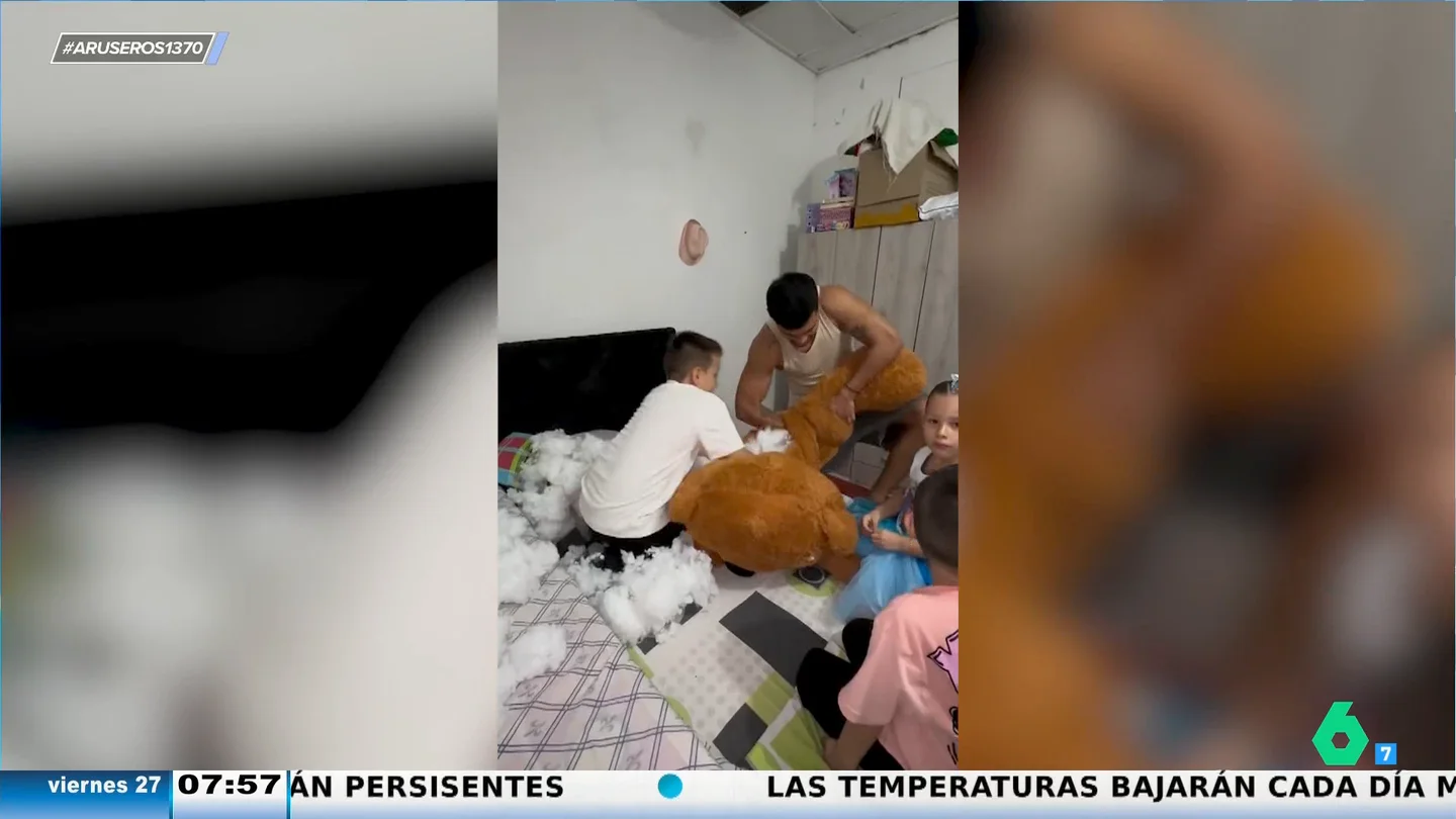 El susto viral de una madre al ver que su peluche "tiene vida": una travesura de nivel El susto viral de una madre al ver que su peluche "tiene vida": una travesura de nivel