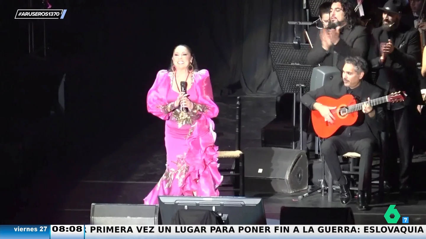 Una fan de Isabel Pantoja, tras su concierto: "Hay que darle mucho cariño, que le hace falta, y un poco de money" Una fan de Isabel Pantoja, tras su concierto: "Hay que darle mucho cariño, que le hace falta, y un poco de money"