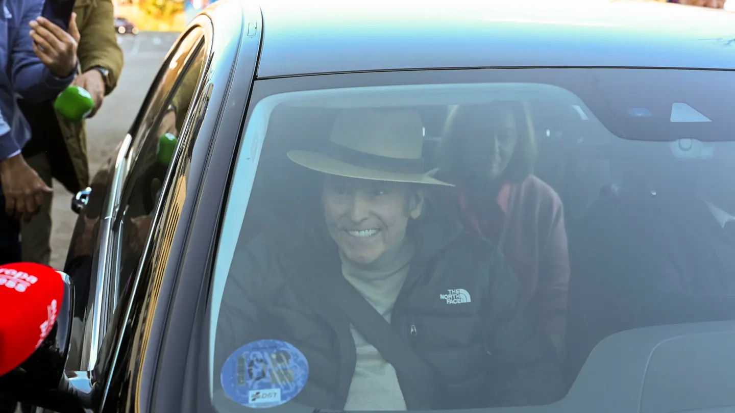 Raphael, en un automóvil tras haber recibido el alta hospitalaria tras diez ingresado. Raphael, en un automóvil tras haber recibido el alta hospitalaria tras diez ingresado.