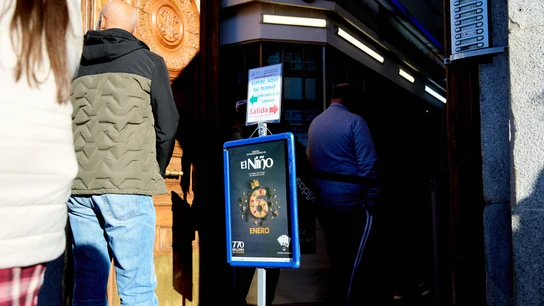 Varias personas hacen cola en una administración de lotería para comprar décimos de cara al Sorteo de El Niño, a 26 de diciembre de 2024, en Madrid (España). Varias personas hacen cola en una administración de lotería para comprar décimos de cara al Sorteo de El Niño, a 26 de diciembre de 2024, en Madrid (España).