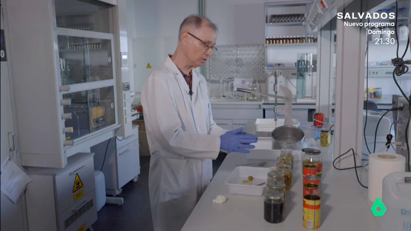 Un investigador del CSIC desvela qué es lo que realmente lleva el relleno de las aceitunas con anchoa En este vídeo, que ahora recupera Equipo de Investigación, Antonio López, investigador del CSIC, desvelaba qué hay detrás de algunas de las variedades más comunes de aceitunas de mesa, entre ellas las rellenas de anchoa.