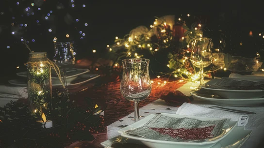 Una mesa de Navidad decorada con luces LED. Una mesa de Navidad decorada con luces LED.