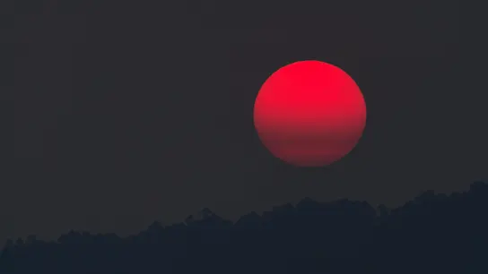 Una impresionante luna llena de color rojizo. Una impresionante luna llena de color rojizo.