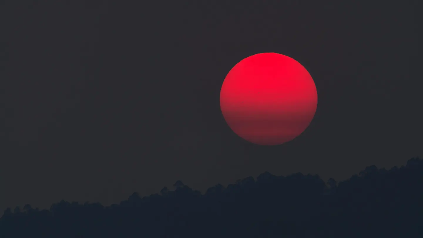 Una impresionante luna llena de color rojizo. Una impresionante luna llena de color rojizo.