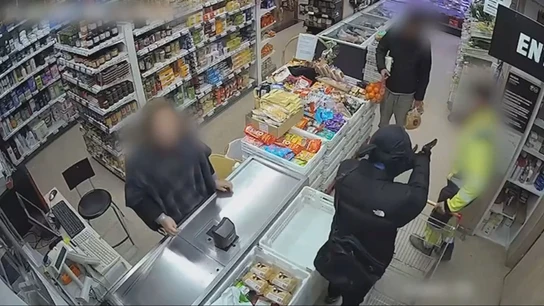 Atracan a punta de pistola una tienda de alimentación Atracan a punta de pistola una tienda de alimentación