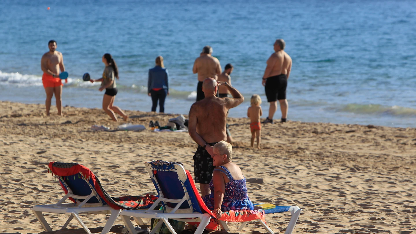 Varias personas disfrutan del buen tiempo en la Playa de Levante, en Benidorm Varias personas disfrutan del buen tiempo en la Playa de Levante, en Benidorm