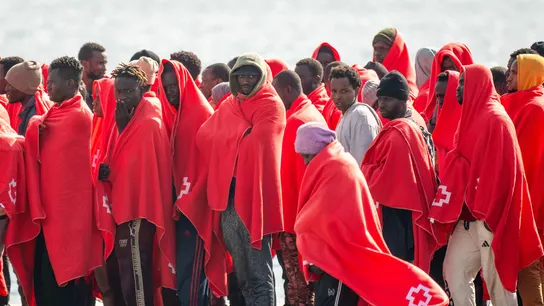 Unas 240 personas que han sido rescatadas de cuatro neumáticas en la ruta canaria durante la noche y las primeras horas del sábado por la Guardamar Calíope de Salvamento Marítimo han sido trasladados a la capital de Lanzarote, Arrecife este sábado. Unas 240 personas que han sido rescatadas de cuatro neumáticas en la ruta canaria durante la noche y las primeras horas del sábado por la Guardamar Calíope de Salvamento Marítimo han sido trasladados a la capital de Lanzarote, Arrecife este sábado.
