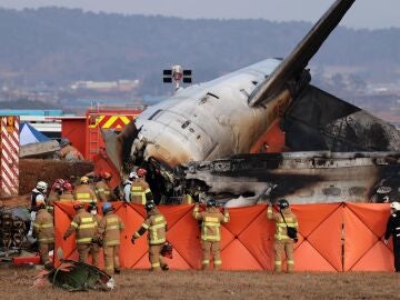 El avión de Jeju Air accidentado en el aeropuerto de Muan, en Corea del Sur