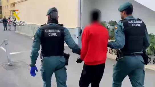 Detienen a siete personas por asesinar a cuatro migrantes en un cayuco rumbo a Canarias Detienen a siete personas por asesinar a cuatro migrantes en un cayuco rumbo a Canarias