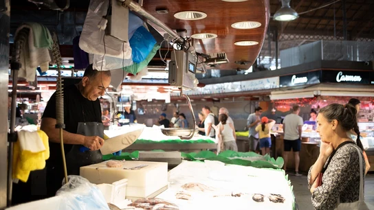 Una persona compra en el mercado de la Boquería, a 4 de julio de 2023, en Barcelona, Catalunya (España).  Una persona compra en el mercado de la Boquería, a 4 de julio de 2023, en Barcelona, Catalunya (España).