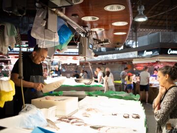 Una persona compra en el mercado de la Boquería, a 4 de julio de 2023, en Barcelona, Catalunya (España). 