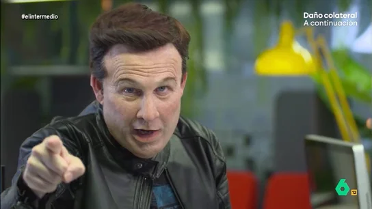 Joaquín Reyes imita a Elon Musk y se 'dedica' una canción: "Que envidia tú me das, regálame un beso y no te arrepentirás" El humorista se ha puesto en la piel del multimillonario y 'recibe' al programa en las oficinas de Twitter donde desvela, por ejemplo, que considera que el lanzamiento del cohete Starship fue todo un éxito.
