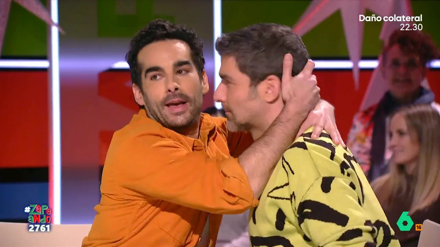 Juan Sanguino y Nacho García 'recrean' el beso entre Ana Mena y Óscar Casas: "Pareces un pájaro" La revista 'Hola' publica, en exclusiva, unas fotografías en las que se puede ver a la cantante y al actor besándose en plena calle. No te pierdas la simulación de Sanguino y García.