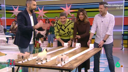 Los zapeadores se enfrentan en el juego más viral: un hipódromo casero con papel higiénico Iñaki Urrutia, Nacho García y Mónica Cruz se han animado a probar este divertido juego que es perfecto para disfrutar de una rato de diversión en Nochevieja. No te pierdas cómo ha terminado su carrera en el vídeo principal.
