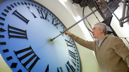 El reloj de la Puerta del Sol, que el día 31 dará las campanadas de Nochevieja, tras la puesta apunto. El reloj de la Puerta del Sol, que el día 31 dará las campanadas de Nochevieja, tras la puesta apunto.