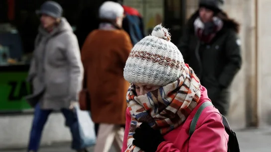 Una mujer paseando por Pamplona Una mujer paseando por Pamplona