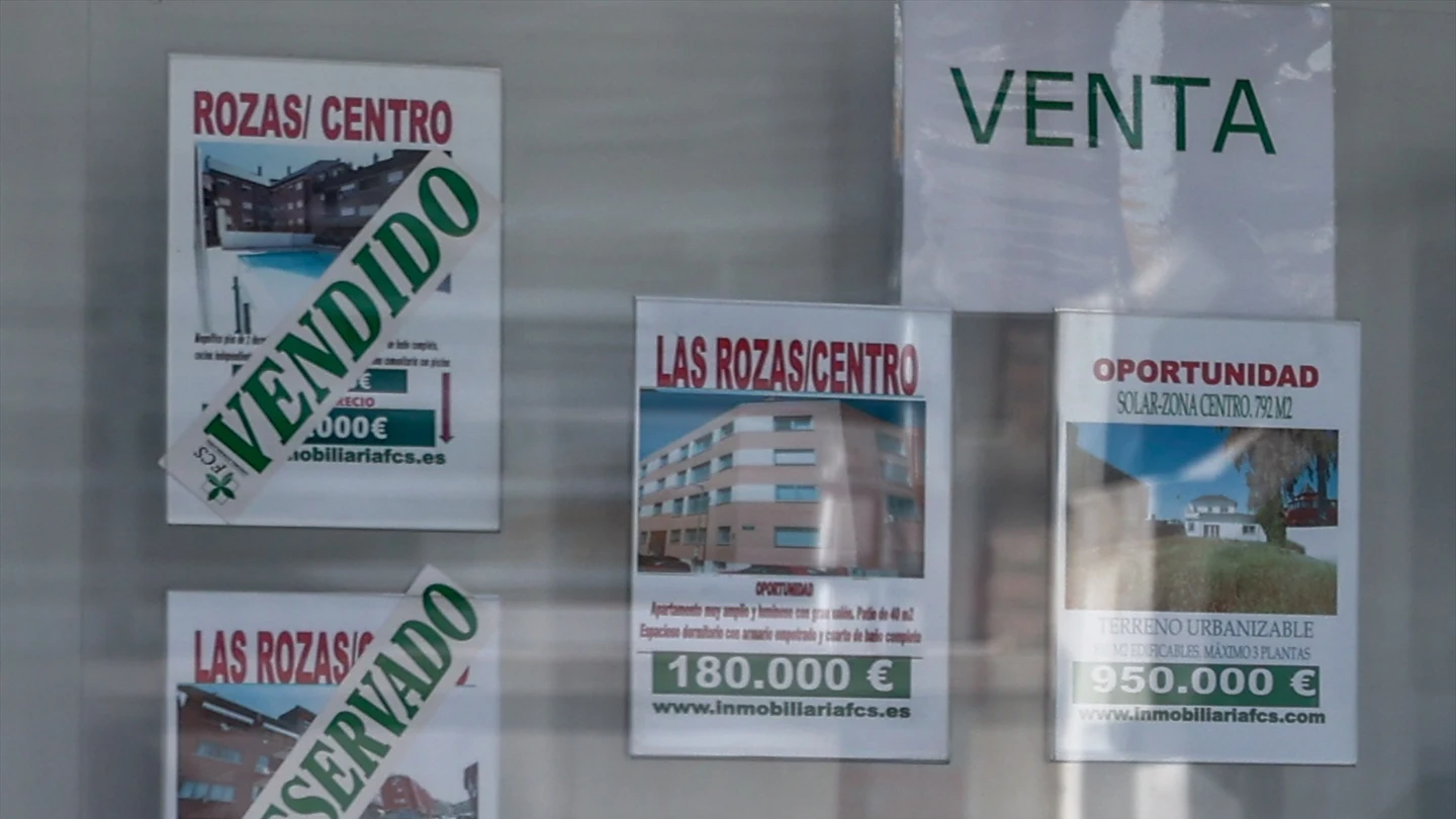 Escaparate de anuncios de viviendas, a 4 de agosto de 2023, en Madrid (España). Escaparate de anuncios de viviendas, a 4 de agosto de 2023, en Madrid (España).