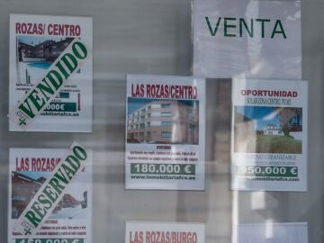 Escaparate de anuncios de viviendas, a 4 de agosto de 2023, en Madrid (España). 