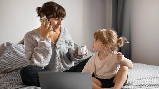 Una madre con su hija. Una madre con su hija.