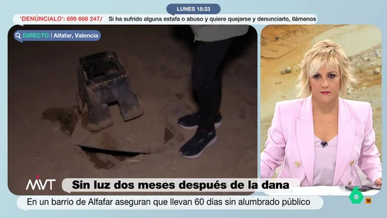 Más Vale Tarde, testigo de la peligrosidad de caminar por Alfafar sin luz dos meses después de la DANA Jorge Martínez recorre una calle de Alfafar para mostrar como, la falta de luz, provoca situaciones de mucho riesgo ante los obstáculos presentes como zanjas o alcantarillas.