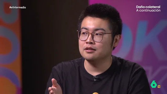 El tiktoker chino Jiajun Yin desvela si es real el tópico de que los chinos son más trabajadores que los españoles La reportera charló con este joven de origen chino que lleva varios años viviendo en nuestro país. Jiajun decidió no seguir con el negocio de sus padres ya que, como cuenta, "no se sentía realizado".